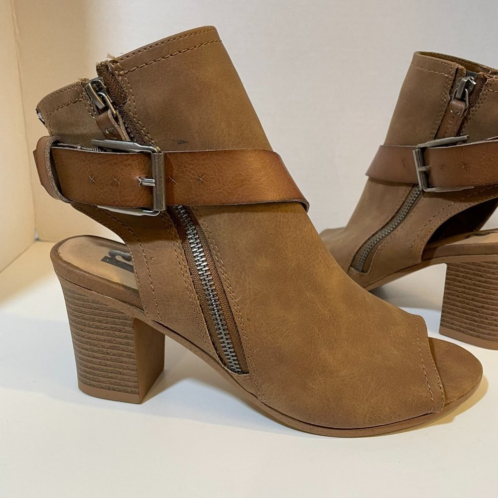 r2 Brown Open-Toe Bootie 8M NWOT